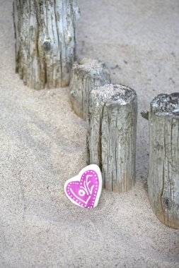 Heartshaped kuma taş boyalı