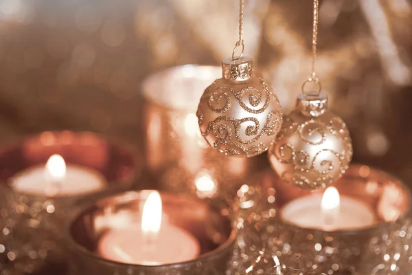 Decoração de Natal e velas de cobre colorido — Fotografia de Stock