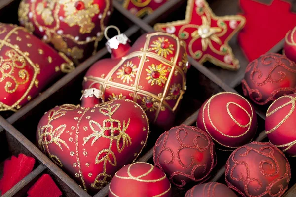 Herzförmiger Weihnachtsschmuck Und Christbaumkugeln Rot Und Gold — Stockfoto