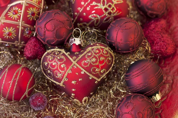 Herzförmiger Weihnachtsschmuck Und Christbaumkugeln Rot Und Gold — Stockfoto