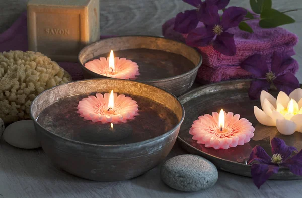 Dekoratives Wellness-Stillleben mit Seife, Handtüchern, Schwamm, Blumen und Kerzen — Stockfoto