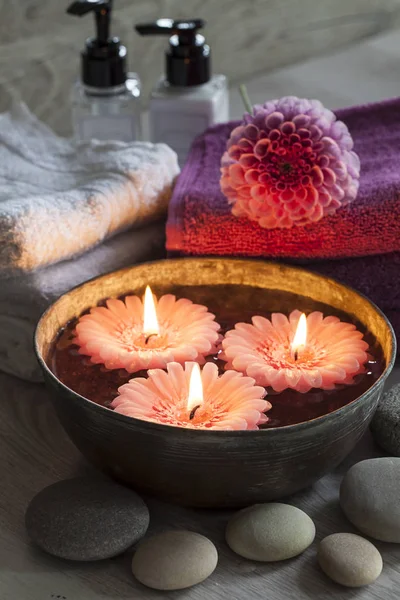 Dekoratives Wellness-Stillleben mit Kerzen, Blumen und Handtüchern — Stockfoto