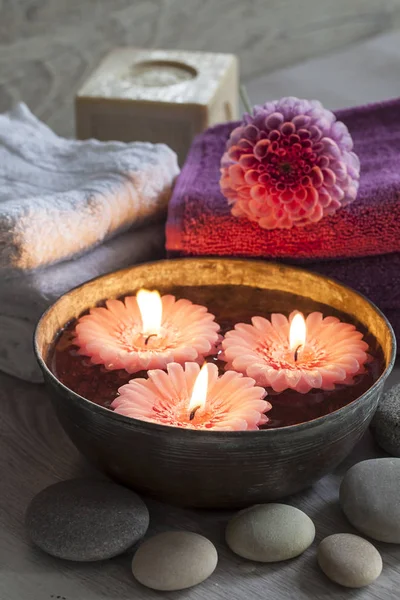 Spa decorativo ainda vida com velas, sabão, flor e toalhas — Fotografia de Stock