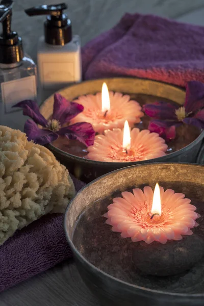 Dekoratives Wellness-Stillleben mit Kerzen, Seife, Handtüchern und Schwamm — Stockfoto