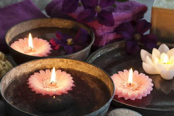 Spa decorativo ainda vida com sabão, toalhas, flores e velas — Fotografia de Stock