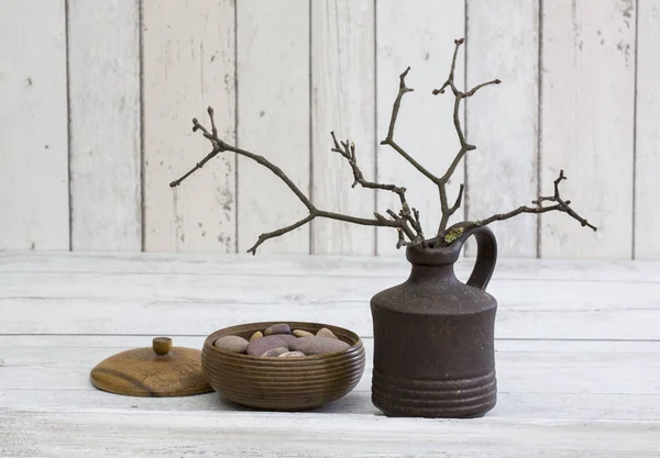 Сельский декор с круглым деревянным ящиком и веточками в вазе на белом деревянном фоне — стоковое фото