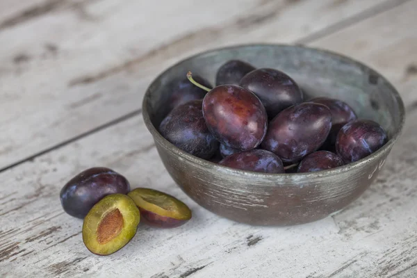 Prunes fraîches dans un vieux bol en étain — Photo