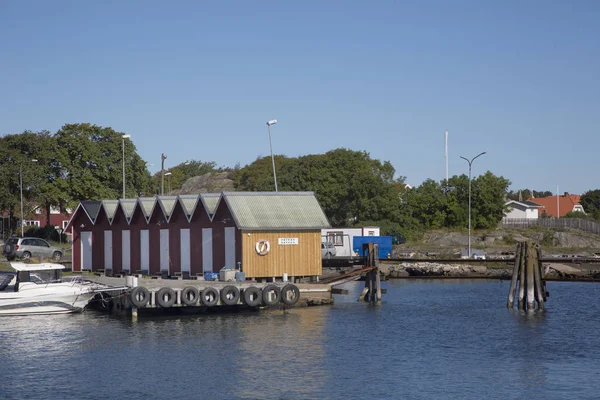 Невеликий коричневий дерев'яних будиночках на шведський острів — стокове фото