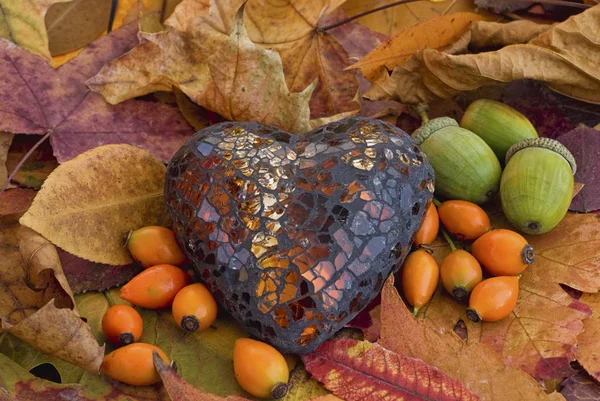 Podzimní Zátiší s skleněné srdce — Stock fotografie