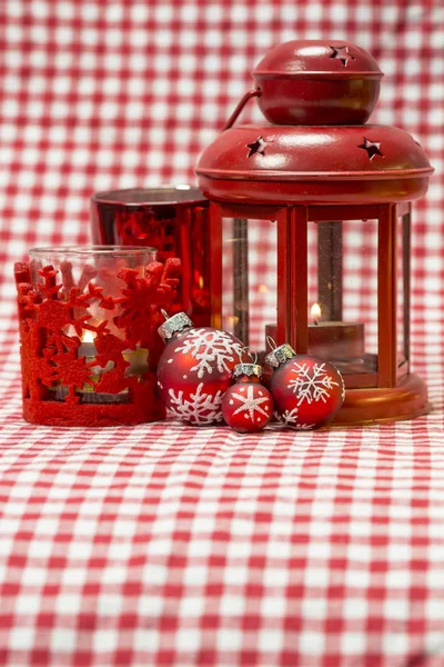 Kırmızı beyaz SCANDI Noel dekorasyonu ile fener — Stok fotoğraf