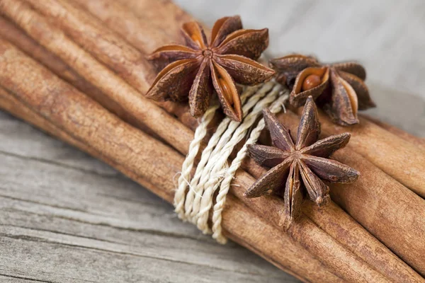 Cinnamon sticks and anise — Stock Photo, Image