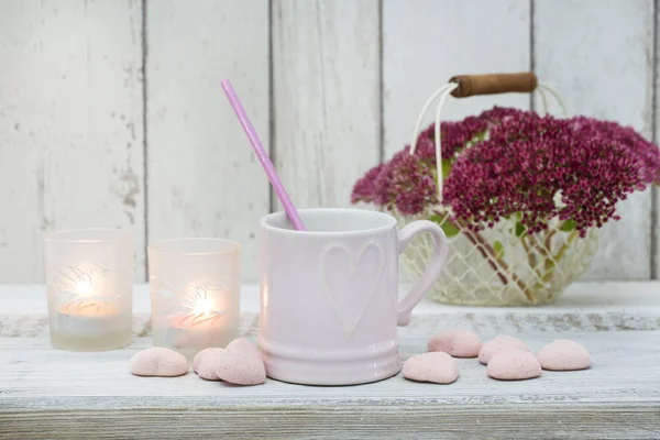 Vida Ainda Feminina Com Velas Uma Caneca Coração Balas Forma — Fotografia de Stock