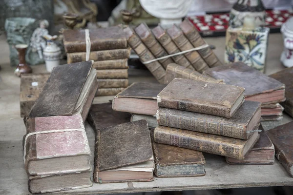 Ποικιλία Από Παλιά Βιβλία Ένα Παζάρι Στη Γαλλία — Φωτογραφία Αρχείου