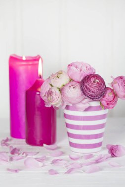 Düğünçiçeği ile kadınsı natürmort