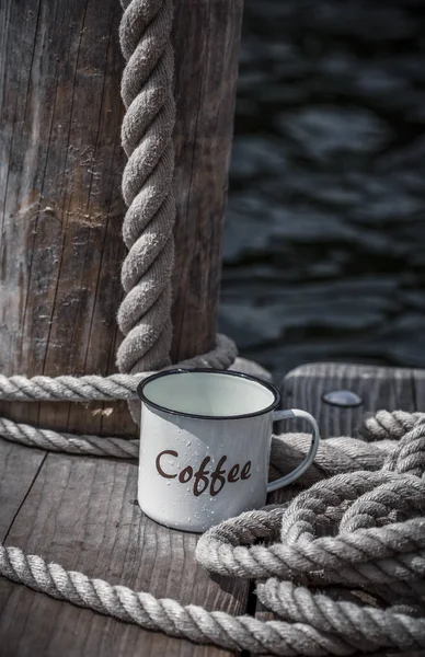 Кофейная кружка и веревка из эмали — стоковое фото