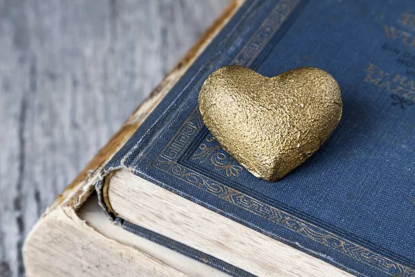 Cuore d'oro nostalgico sui libri antichi — Foto Stock