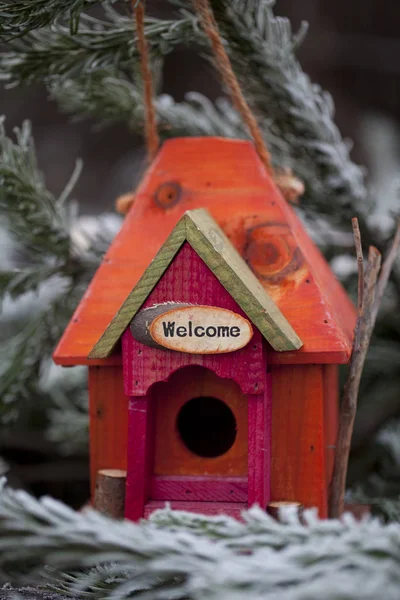 Téli színes Birdhouse — Stock Fotó