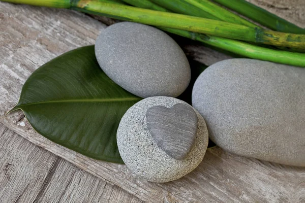 Estilo Zen Pebble Natureza morta com coração — Fotografia de Stock
