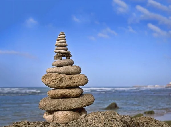 Zen bir taş üzerinde taş yığını gibi — Stok fotoğraf