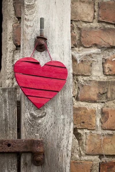 Cuore di legno rosso appeso — Foto Stock