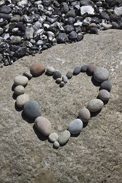 鹅卵石的心在岩石上 — 图库照片