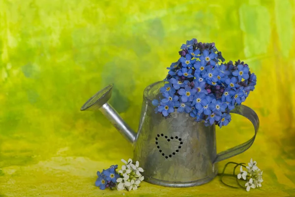 Милый цветочный букет в причудливой вазе — стоковое фото