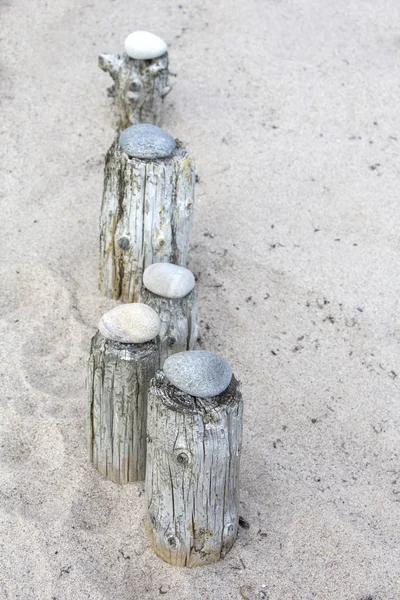 Linie Pebble na dřevěných kůlech — Stock fotografie