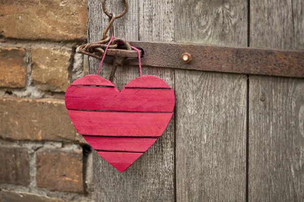 Corazón de madera roja colgando —  Fotos de Stock