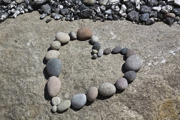 Herz aus Kiesel auf einem Felsen — Stockfoto