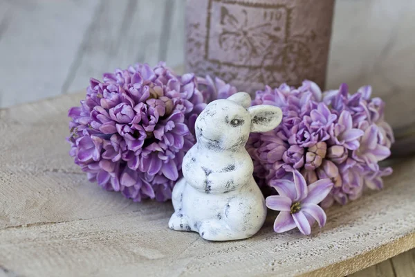 Conejo de Pascua y flores de primavera — Foto de Stock
