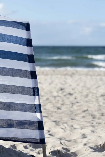 Playa y azul blanco cortavientos — Foto de Stock