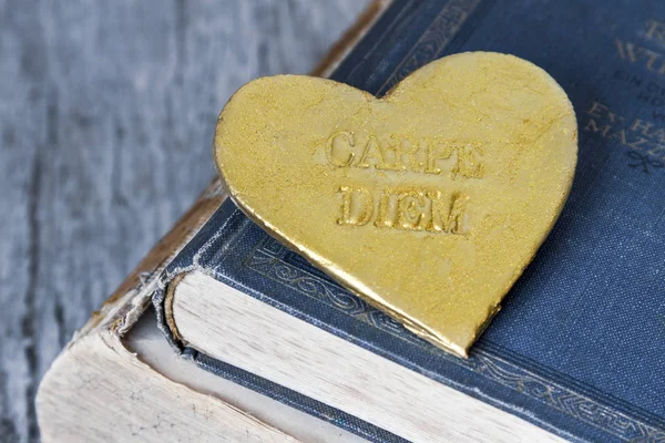 Nostalgisches goldenes Herz auf alten Büchern — Stockfoto