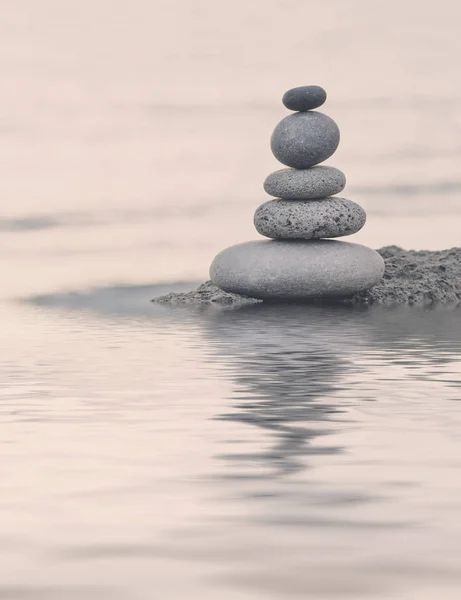 Stone Cairn a strandon — Stock Fotó