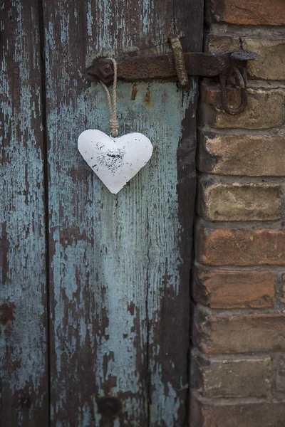 Μεταλλική καρδιά κρέμεται στο παλιό χερούλι της πόρτας — Φωτογραφία Αρχείου
