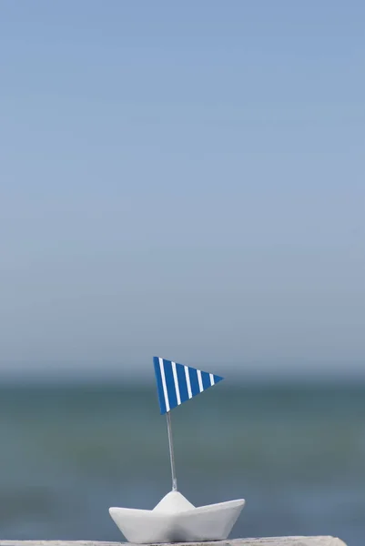 Barco pequeno bonito através da água — Fotografia de Stock