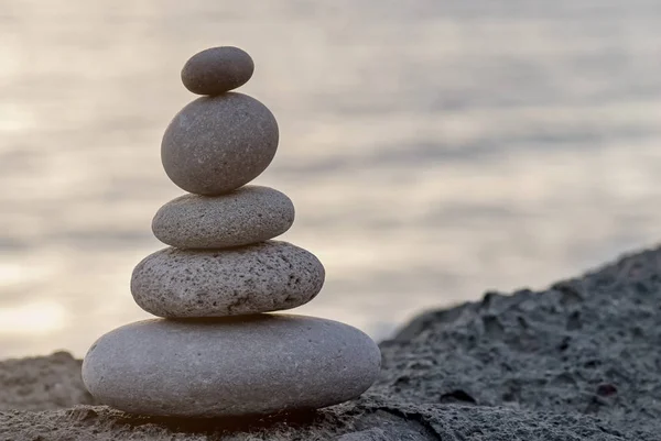 Stone Cairn a strandon — Stock Fotó