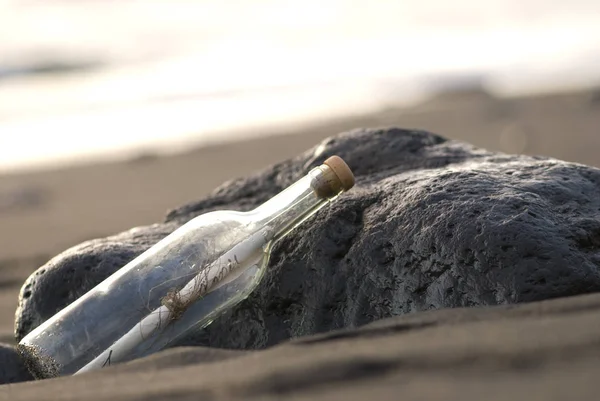 Messaggio in bottiglia in spiaggia — Foto Stock