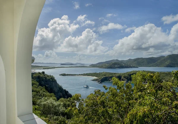 Britse Maagdeneilanden Caribisch schilderachtig uitzicht met zeilboot — Stockfoto