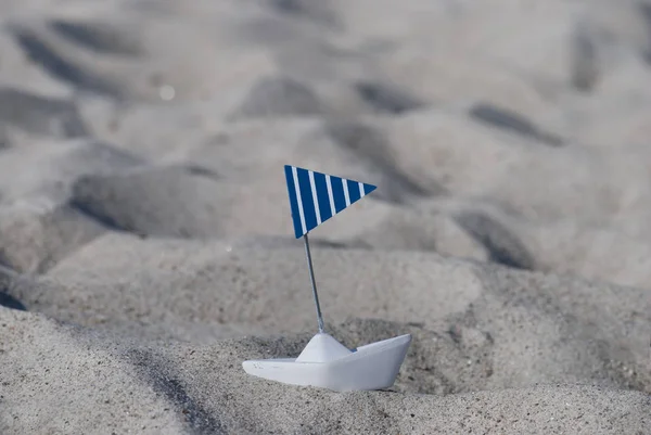 Aranyos kis csónak a homokban — Stock Fotó