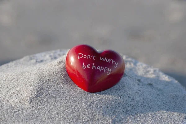 Rött hjärta på stranden — Stockfoto