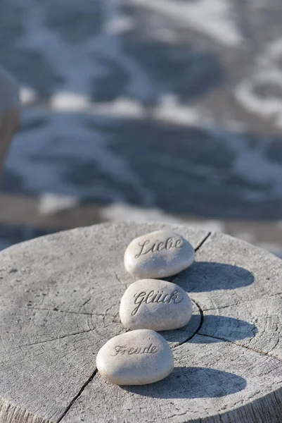 Gravírozott kövek Német szavak Öröm, szerencse, szerelem — Stock Fotó