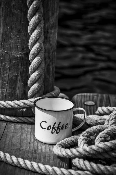 Kaffeetasse und Seil aus Emaille — Stockfoto