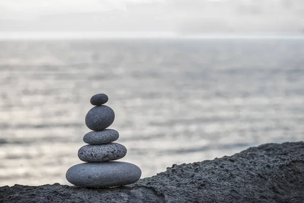 Stone Cairn na praia — Fotografia de Stock