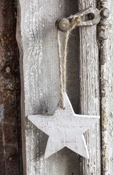 Λευκό ξύλινο στολίδι Χριστούγεννα κρέμεται — Φωτογραφία Αρχείου