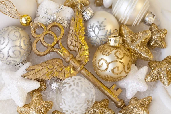 Ouro branco decoração de Natal com ornamento chave — Fotografia de Stock