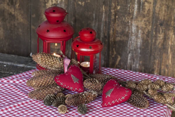 Červená lucerna a kužel borovice Vánoce zátiší — Stock fotografie