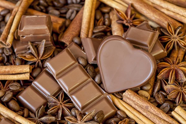 Close Up Of Chocolate with Cinnamon Sticks — стоковое фото