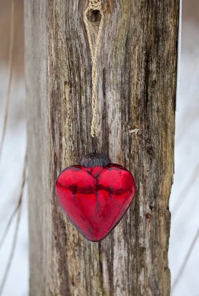 Cuore di vetro rosso appeso a un palo — Foto Stock