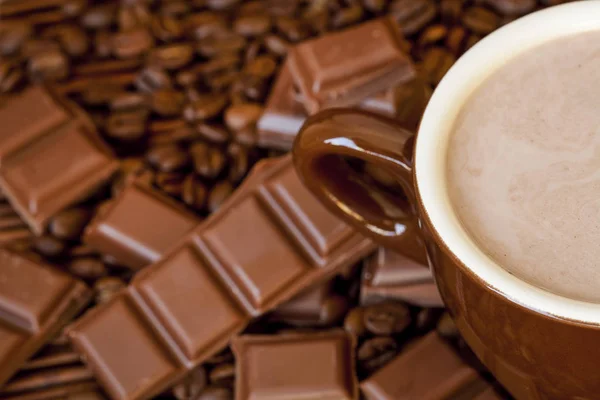 Ζεστή σοκολάτα σε μια κούπα και σοκολάτες — Φωτογραφία Αρχείου