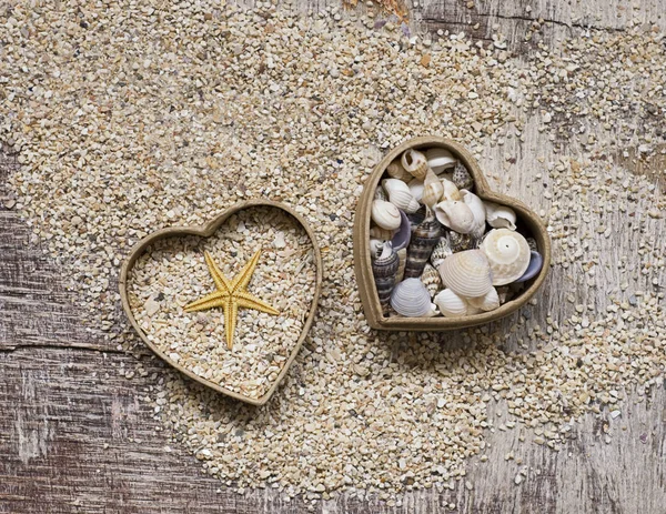 Dois pequeno coração em forma de boxe com conchas — Fotografia de Stock